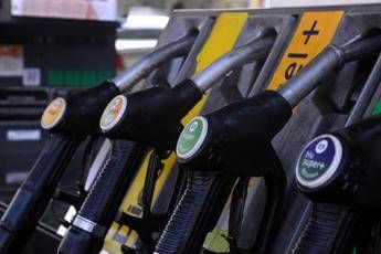 Carburanti, da oggi il taglio delle accise scende a 5 centesimi: “Pieno di gasolio costerà 3 euro in più”