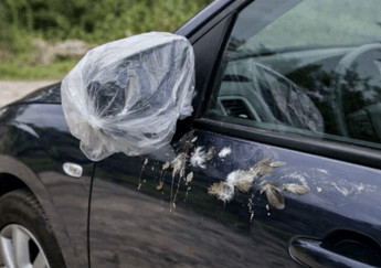 Sempre più automobilisti avvolgono gli specchietti con sacchetti di plastica, ecco il perché