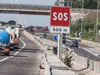 Roma, scontro auto-moto sul Gra: due feriti