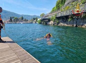 Si tuffa nel lago di Como e non riemerge, morto 15enne