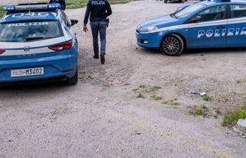 Milano, aggressione contro la polizia: circondano una volante, calci e pugni agli agenti e li minacciano con i cani