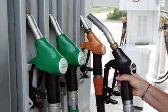 Caro carburanti, Eni fissa un tetto al prezzo di benzina e gasolio. Il governo: “Atto lodevole”
