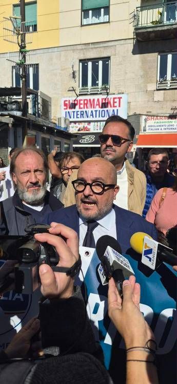A Napoli flashmob di Fdi contro il velo integrale, Sangiuliano ‘No all’islamizzazione’
