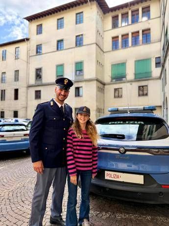 Firenze, poliziotto fuori servizio salva una bambina che stava soffocando