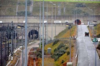 Francia, minibus si scontra con treno fermo all’ingresso del tunnel della Manica: 19 feriti di cui 5 gravi