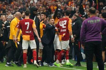 Galatasaray-Fenerbahçe, derby rovente: rissa nel finale e tensione alle stelle
