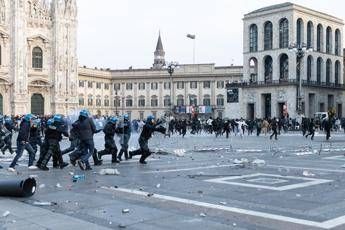 Guerriglia a Milano, Gip dopo gli scontri: “Social possibile detonatore esponenziale di violenza”
