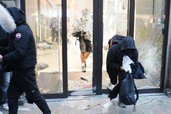 Proteste a Milano, lo psicologo: “Vetrine rotte, desideri intatti. Il paradosso che svela la fragilità dei giovani”