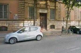 Roma, ‘lista stupri’ e una svastica nei bagni del liceo Righi