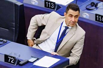 Ucraina, Vannacci contro Zelensky: “Ricatta l’Europa e vuole 70 miliardi”