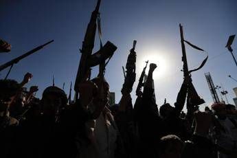 Yemen, Houthi: “Colpita la più grande raffineria dell’Arabia Saudita”. Esplosioni a Riad